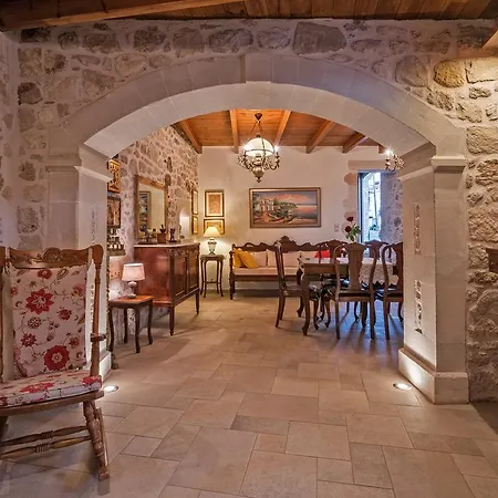 Pinelopi Stonehouse * Rethymno