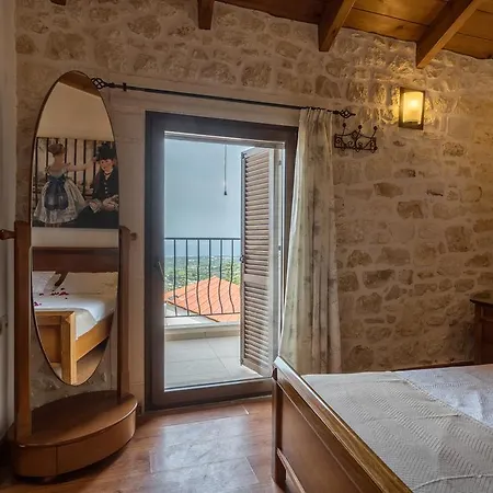 Vila Pinelopi Stonehouse *